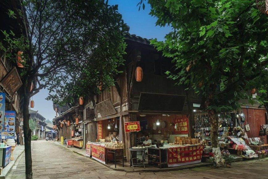 惊险一幕！两岁女孩被落站台惊慌奔跑高铁客运员接力送回